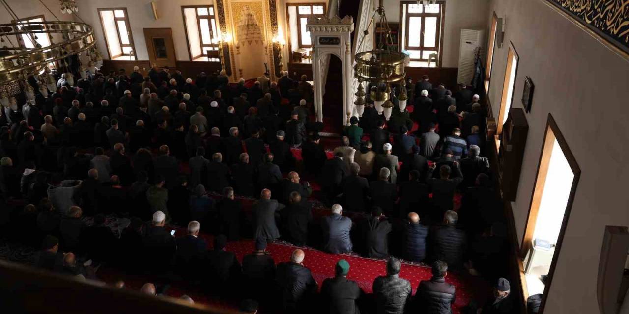 Elazığlılar Ramazan’ın İlk Cumasında Camileri Doldurdu