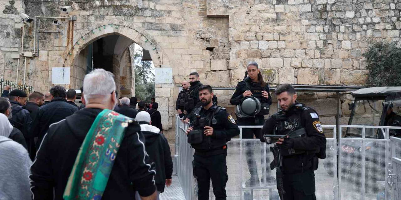 Mescid-i Aksa’da Ramazan Ayının İlk Cuma Namazı 40 Bin Müslümanla Kılındı