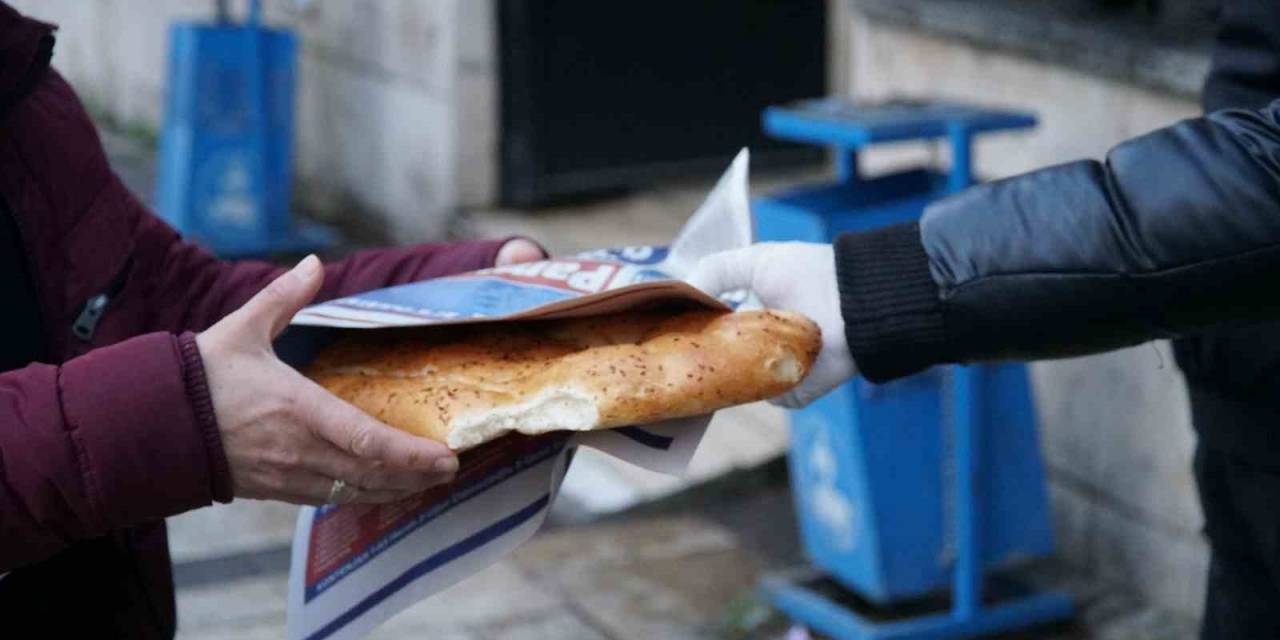 Pamukkale Adayı Ertemur İftar Zamanı Trafikte Kalanlara Ramazan Pidesi Dağıttı