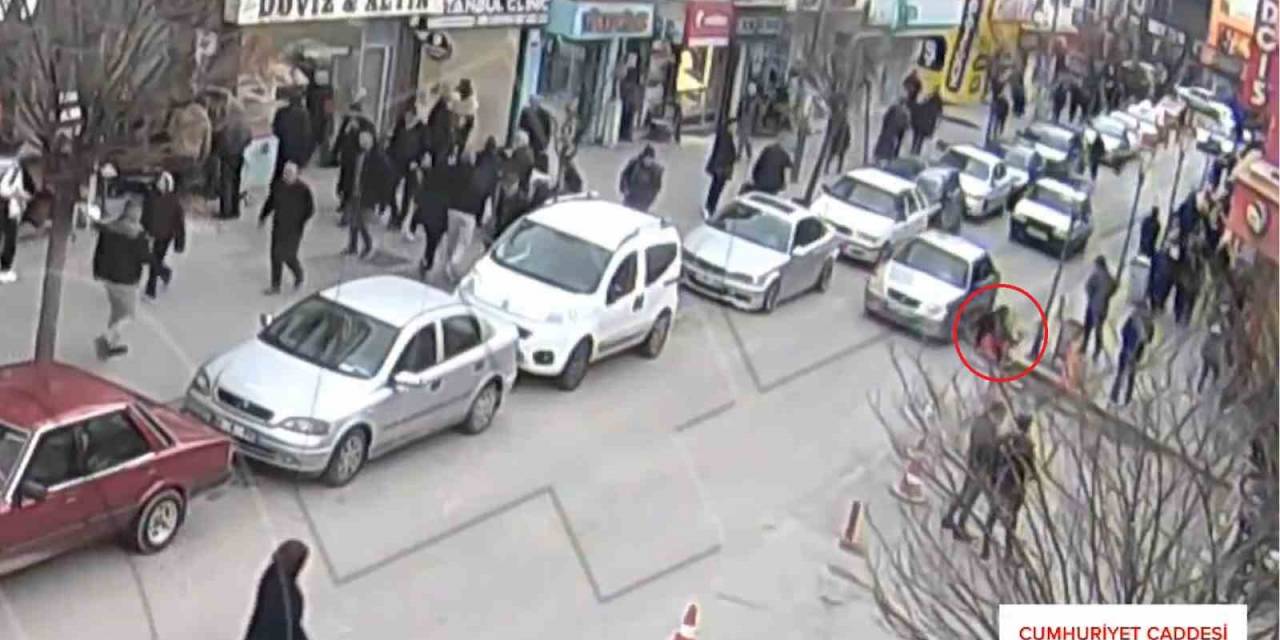 Kırıkkale’de Kaza Görüntüleri Kamerada: Otomobil Anne Ve Çocuğa Böyle Çarptı