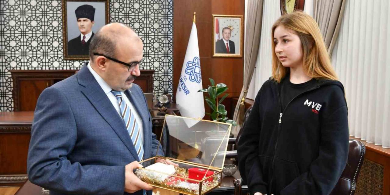 Şehitlikten Gelen Toprak Ve Bayrak Vali Ustaoğlu’na Teslim Edildi