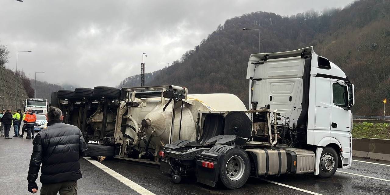 Otoyolda Çimento Yüklü Tırın Silobas Dorsesi Devrildi