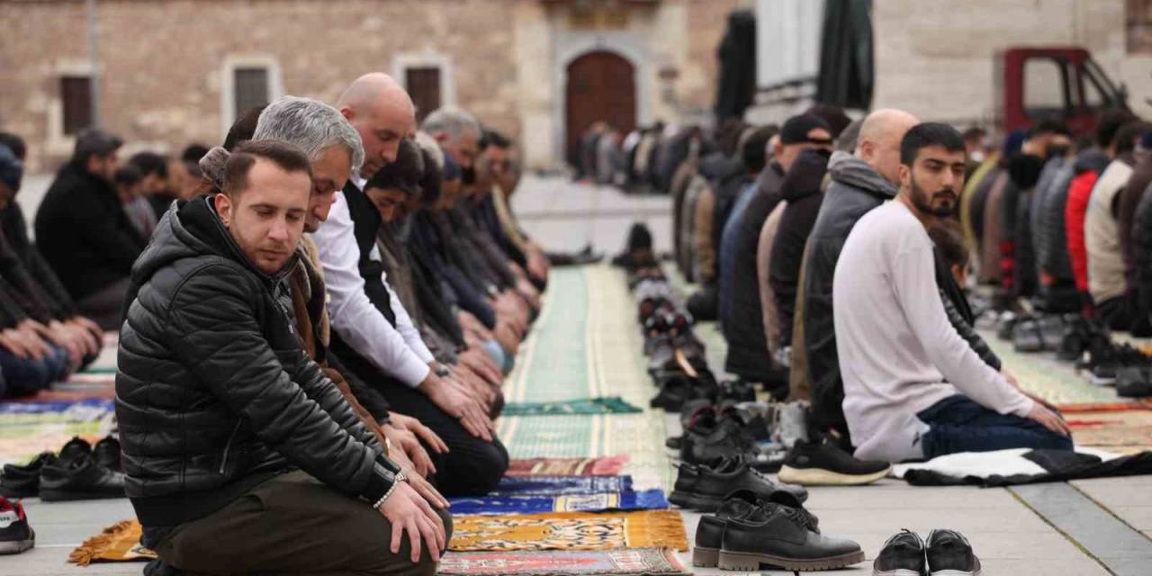 Konya’da Ramazan Ayını İlk Cuma Namazı Kılındı