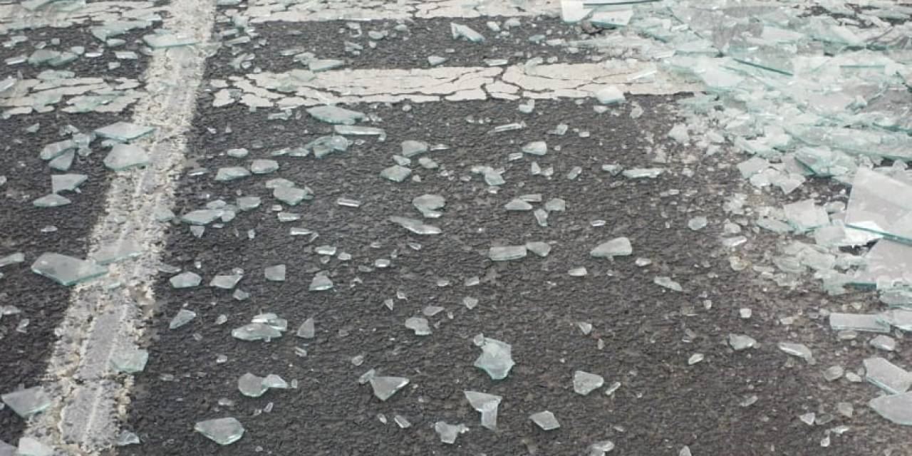 Bilecik’te Seyir Halindeki Tırın Dorsesinden Camlar Yola Devrildi, Trafik Akışı Durdu