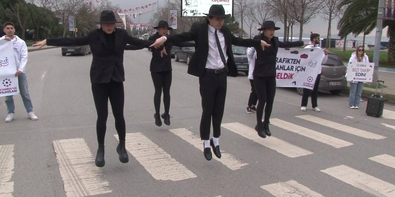 Kadıköy Trafiğinde "Moonwalk" Dansı