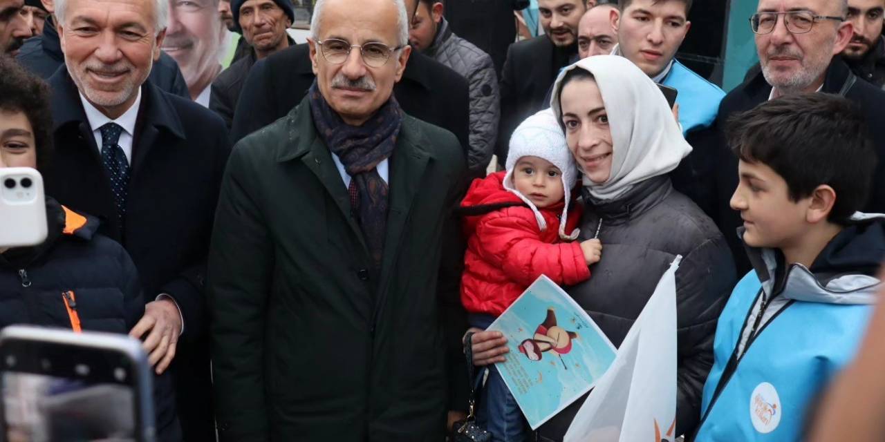 Bakan Uraloğlu, Kütahya’da Ak Parti’nin Zafer Meydanı’ndaki Seçim Bürosunu Ziyaret Etti