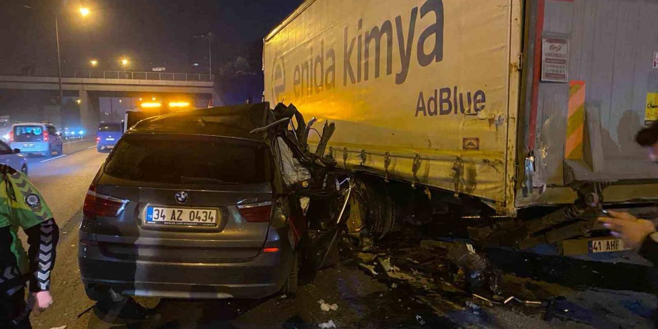 Esenler Tem Otoyolu’nda Otomobil Tıra Çarptı: 1 Yaralı