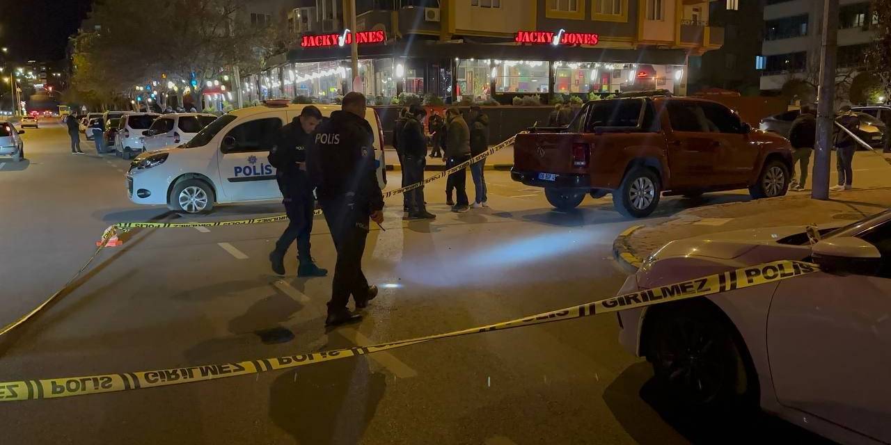 Gaziantep’te Trafikte Silahlı Çatışma: Mermiler Otomobil Ve Evlere İsabet Etti