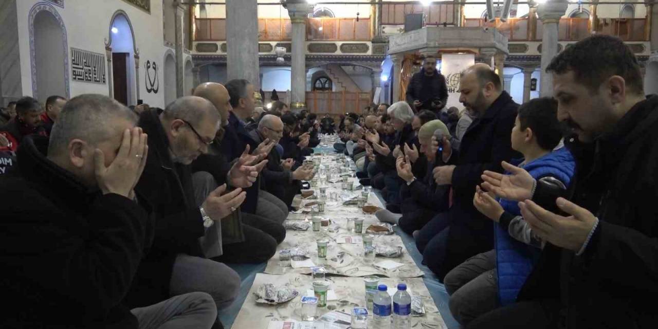 Kütahya’da Hurma, Su, Ayran Peynir Ve Simitle İftar