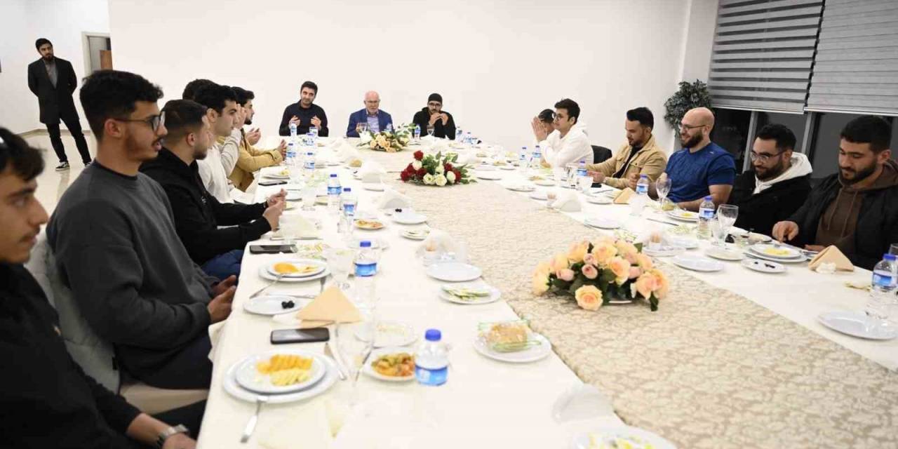 Rektör Savaş Filistinli Öğrencilerle İftarda Buluştu