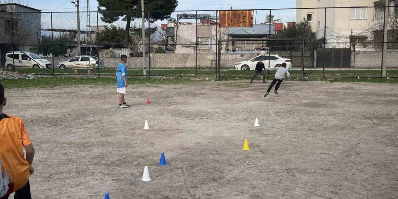 Futbol Meraklısı Depremzede Çocuklar, Toprak Sahada Tozu Dumana Katıyor