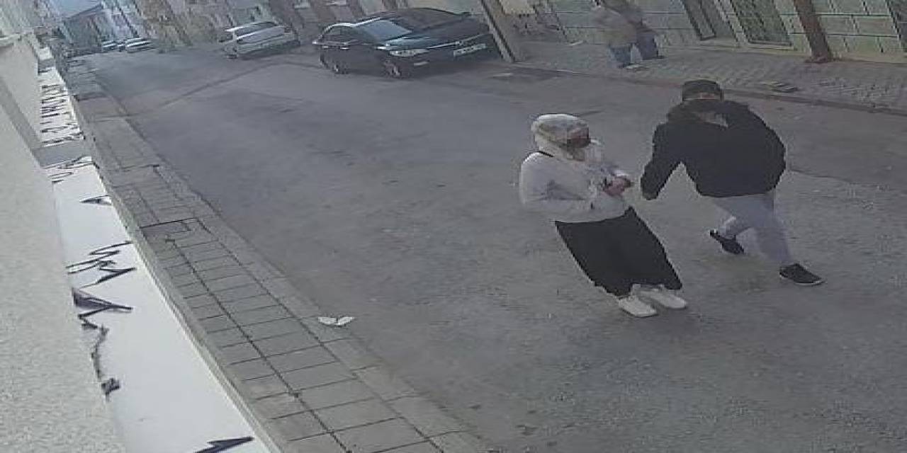 Yardım Toplama Bahanesiyle Girdikleri Apartmanda Boş Dairelerin Kapılarını Zorladılar