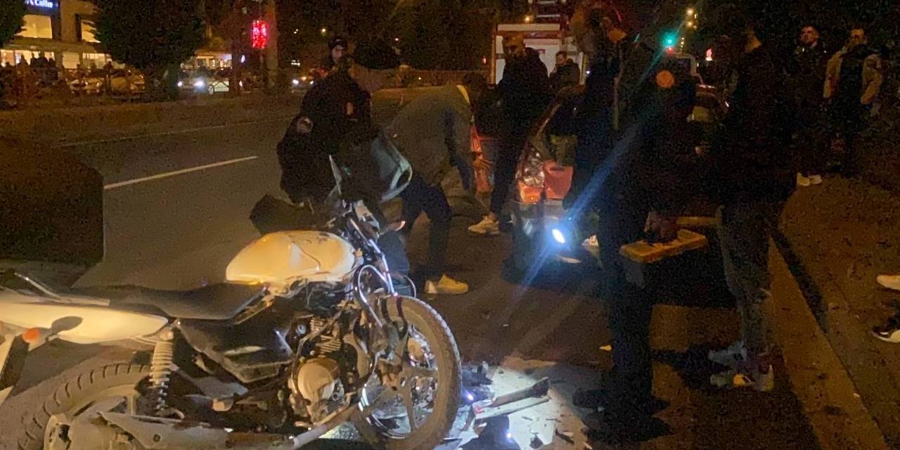 Motosiklet Park Halindeki Otomobile Çarptı: 2 Yaralı