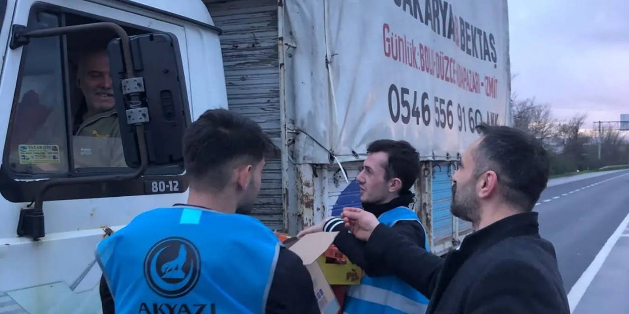 Trafikte Kalan Sürücülere İftariyelik Dağıttılar