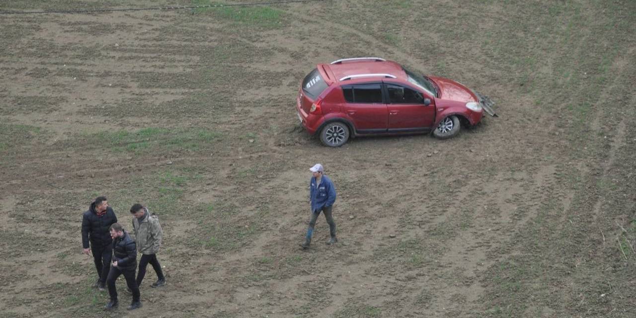 Yoldan Çıkan Otomobil, Tarlaya Uçtu: 1 Yaralı