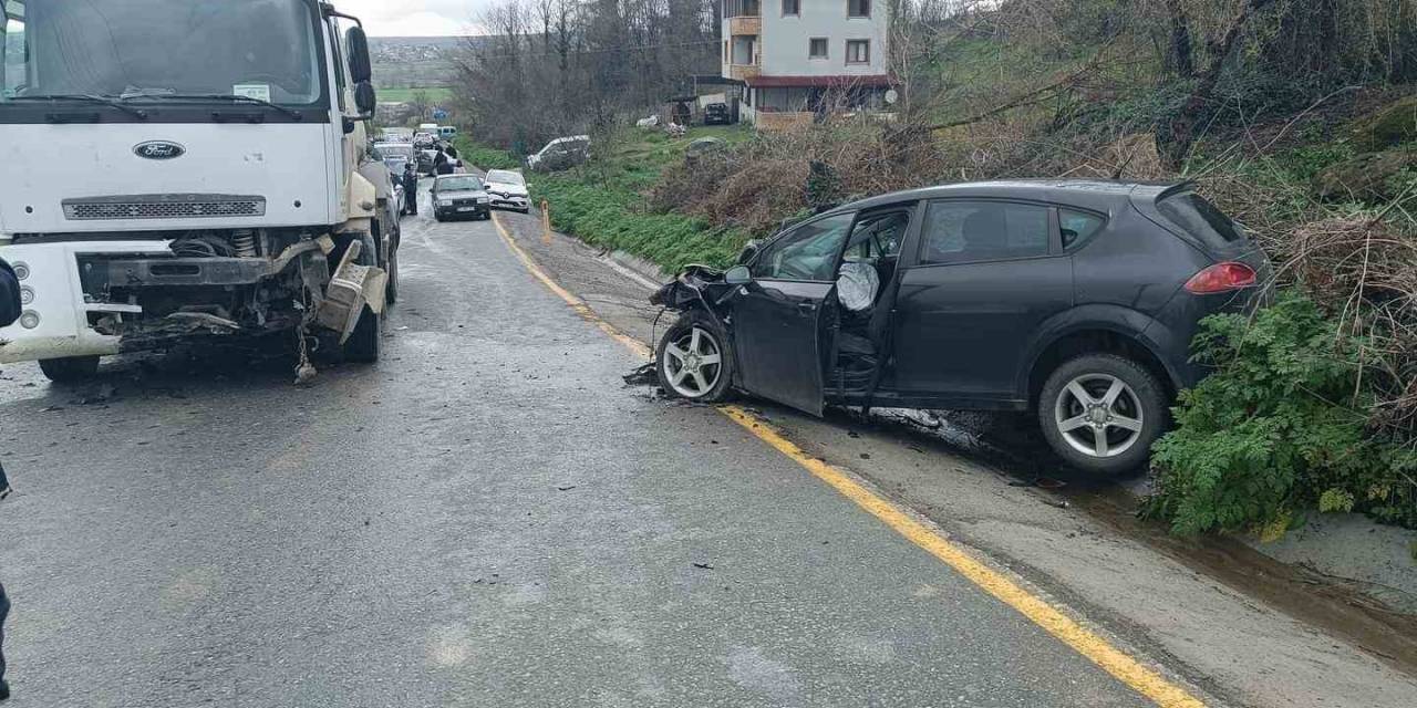 Vidanjör İle Kafa Kafaya Çarpışan Otomobil Hurdaya Döndü: 1 Yaralı