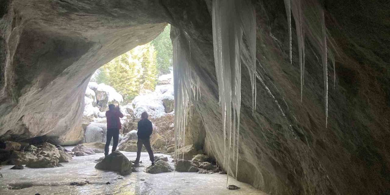 Buz Sarkıtlarının Bulunduğu Mağarada Ders Yaptılar