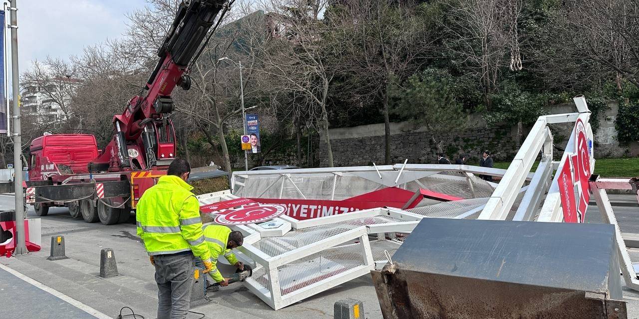 Üsküdar’da Vinç Çarptı, Demir Platform Yola Devrildi