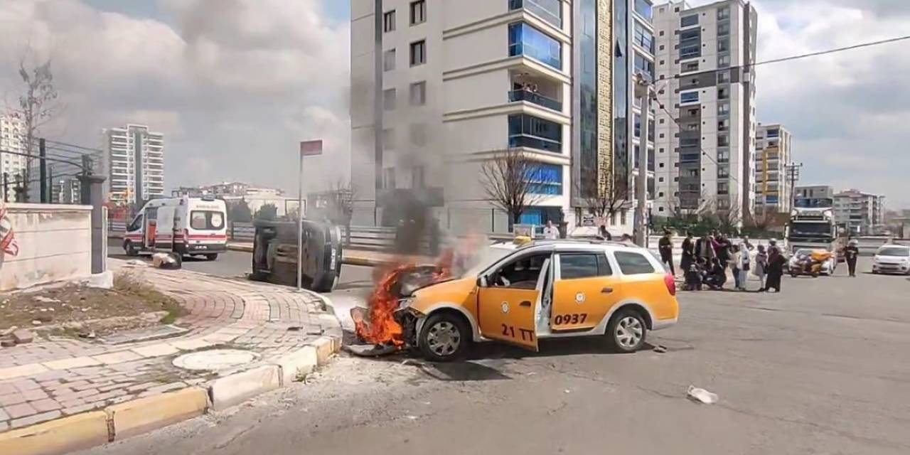 Diyarbakır’da Çarpışan İki Araçtan Biri Alev Aldı