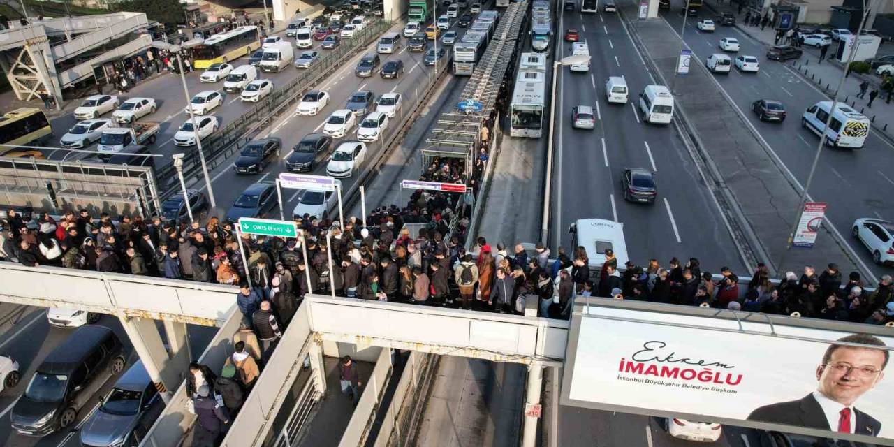 İstanbul’da Metrobüs Kuyruğuyla Denk Gelen Seçim Afişi