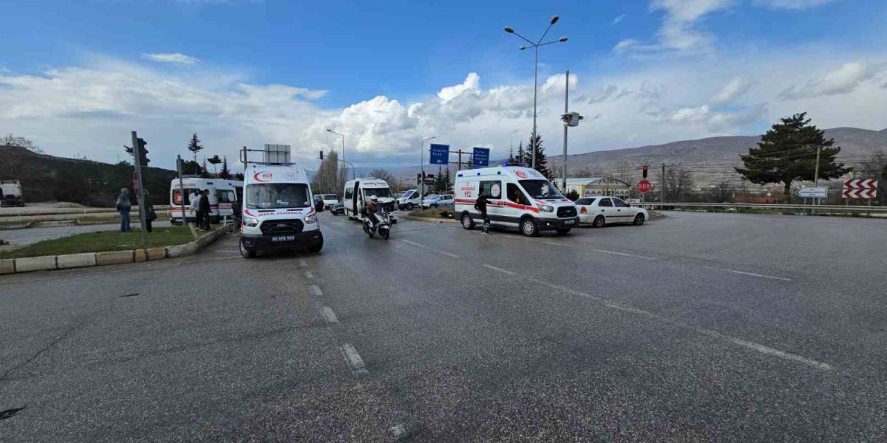Ambulans İle Minibüs Çarpıştı: 2 Yaralı