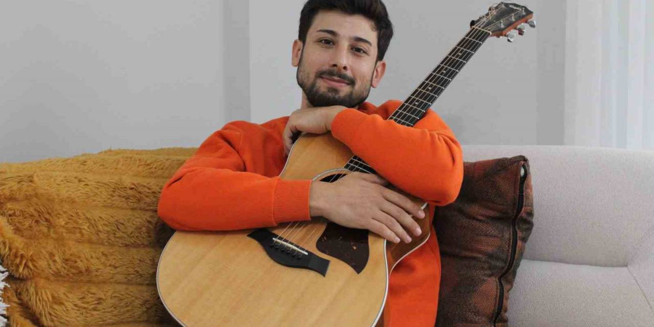 Öldü Sanılıp Ceset Torbasına Konan Depremzede Genç, Depremin Acılarını Şarkıyla Anlattı