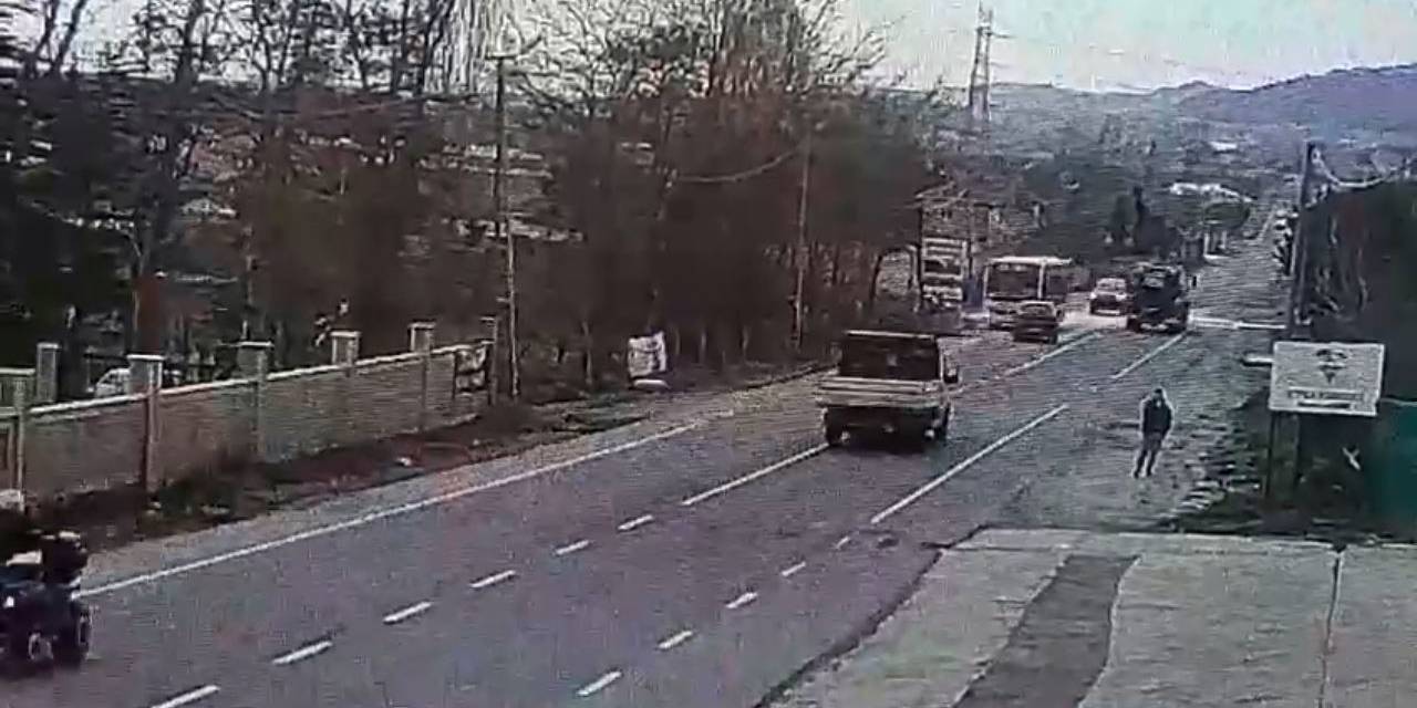 Çatalca’da Otomobilin İett Otobüsüne Çarptığı An Kamerada