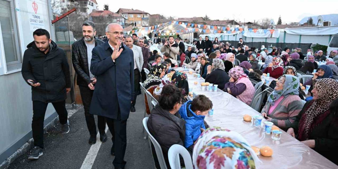 Büyükşehir Adayı Sami Er, Depremzedelerle İftar Yaptı