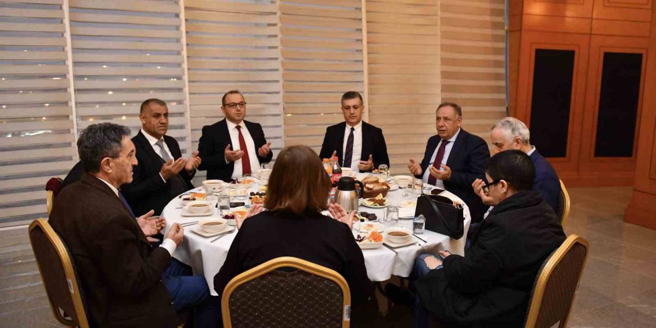 Esenyurt Belediye Başkanı Bozkurt, İlçe Protokolü İle İftar Sofrasında Buluştu