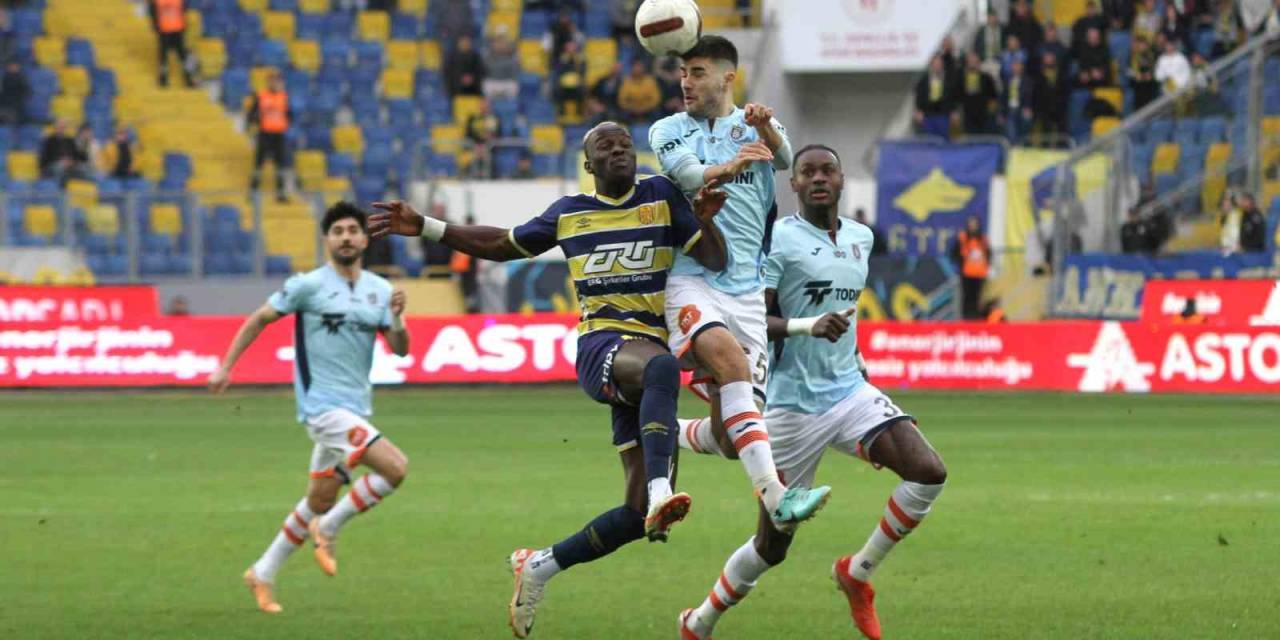 Trendyol Süper Lig: Mke Ankaragücü: 0 - Başakşehir: 0 (İlk Yarı)