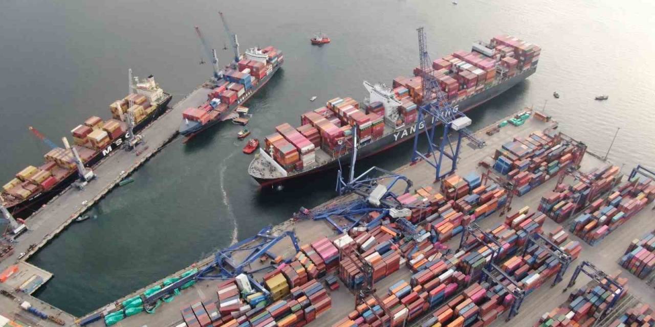 Devasa Vinçlerin Devrildiği Limandaki Hasar Havadan Görüntülendi