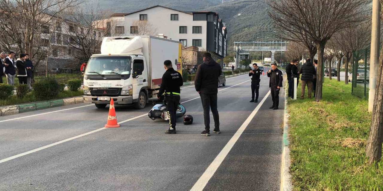 Refüjdeki Ağaçlara Çarpan Motosiklet Sürücüsü Ağır Yaralandı