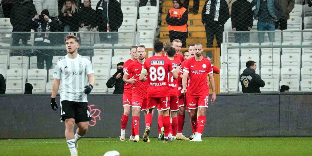 Trendyol Süper Lig: Beşiktaş: 0 - Antalyaspor: 2 (İlk Yarı)