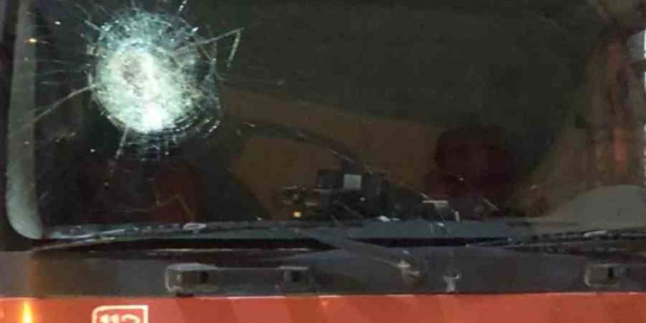 Batman’da İzinsiz Gösteri: Göstericilerin Saldırdığı İtfaiye Aracının Camı Kırıldı