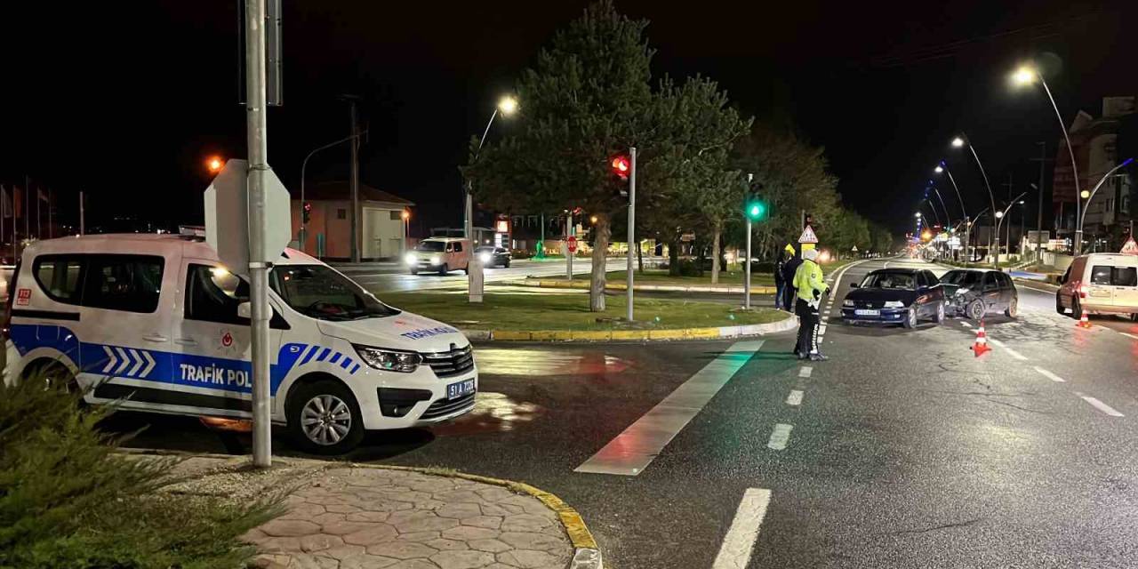 Kırmızı Işık İhlali Kazaya Neden Oldu: 2 Kişi Yaralandı