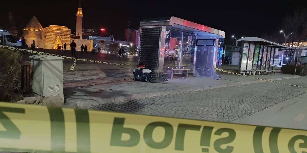 Otobüs Durağında Unutulan Çantadan Kıyafet Çıktı