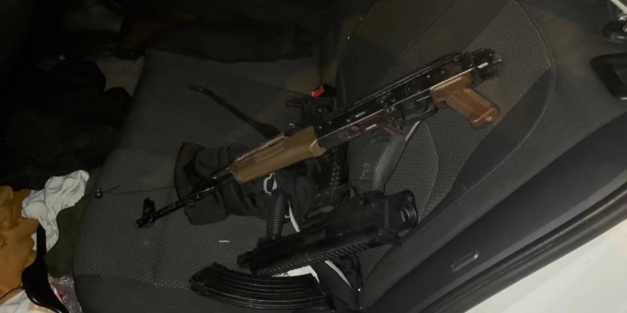Bahçelievler’de Durdurulan Plakasız Araçtan Uzun Namlulu Silahlar Çıktı: Şüpheliler Hareket Halindeki Araçtan Atladı