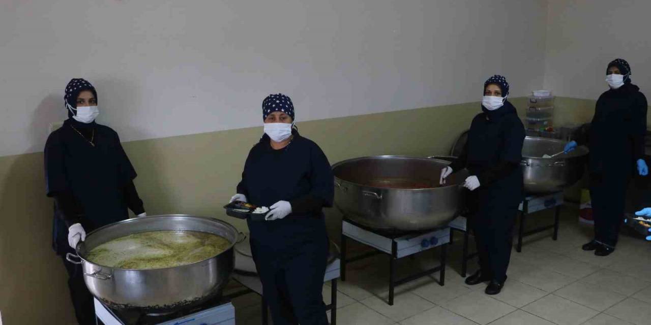 Depremzede Kadınların Elinde Pişen Yemekler, Günde 500 Kişinin İftar Yemeği Oluyor