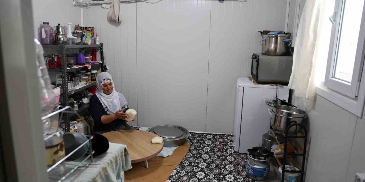 18 Yıl Sonra Ev Sahibi Olan Depremzede, 4 Ay İçinde Kaldıktan Sonra Ramazan Ayını Konteyner Kentte Geçiriyor