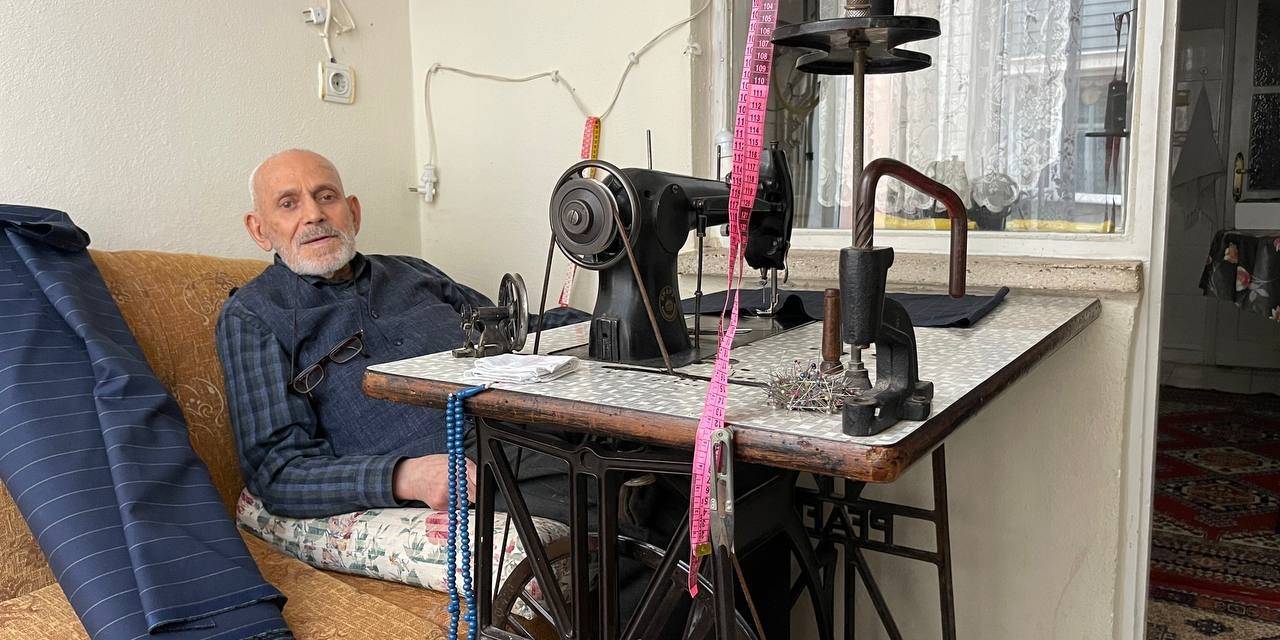 70 Yıllık Mesleğine Evinin Balkonundan Devam Ediyor