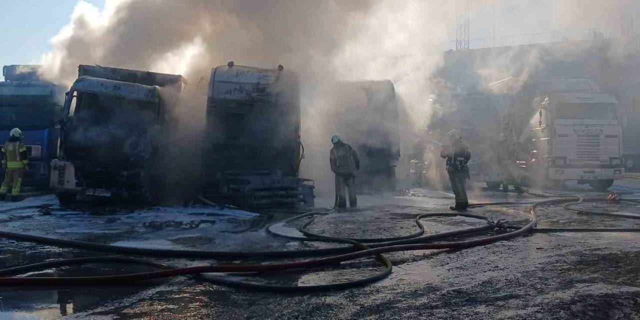 Esenyurt’ta Park Halindeki 5 Tırda Yangın Çıktı