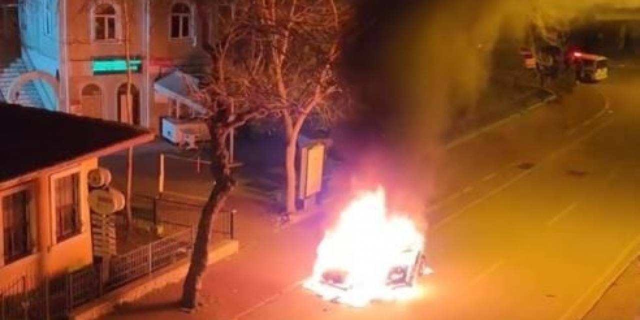 Park Halindeki Otomobil Alev Topuna Döndü