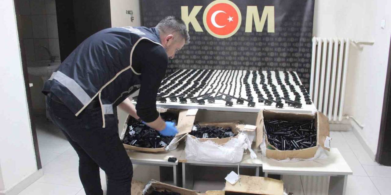 Ev Eşyalarının Arasında Binlerce Tabanca Namlusu İle Fişek Yatağı Ele Geçirildi