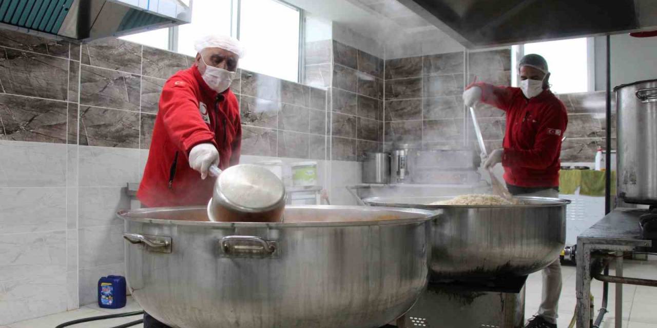 Bingöl’de Türk Kızılayı, Ramazan Ayında İhtiyaç Sahipleri İçin Sıcak Yemekler Pişiriyor