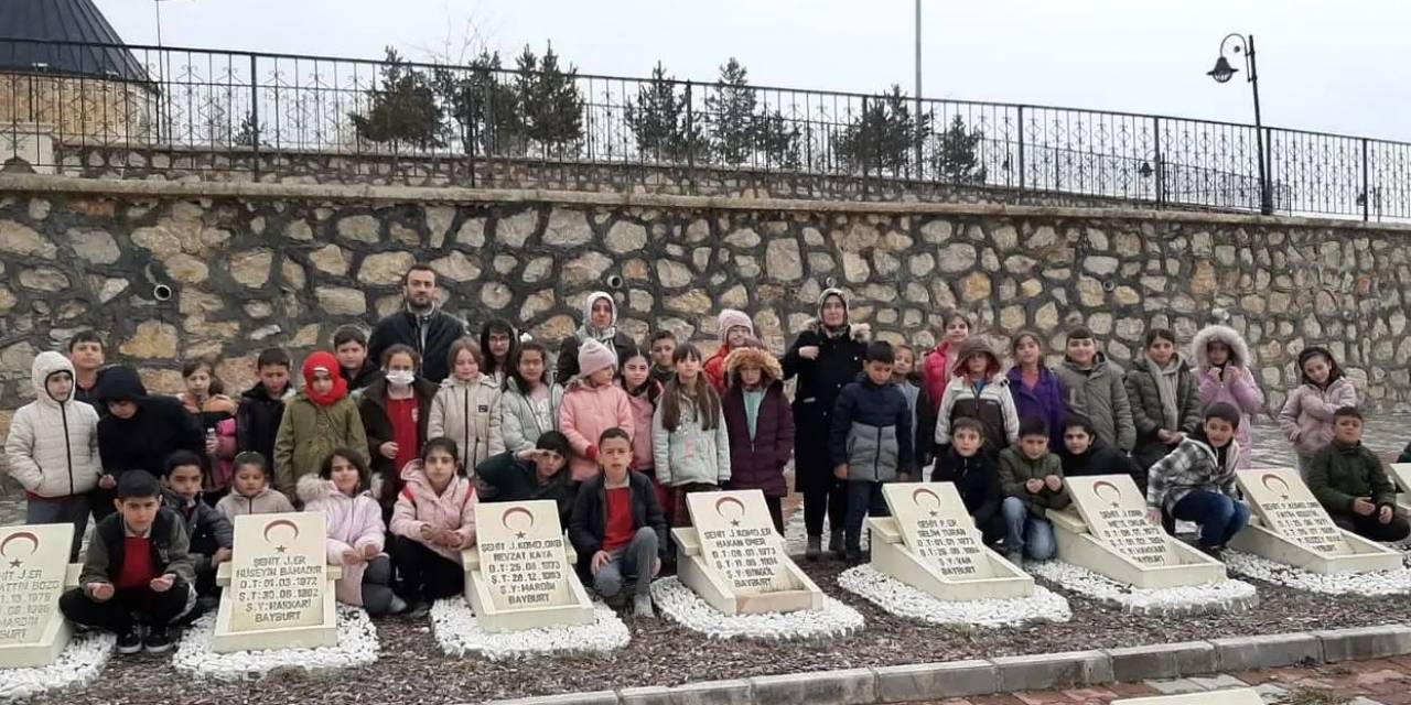 Öğrenciler Şehitlik Anıtına Karanfil Bırakıp Çevre Temizliği Yaptılar