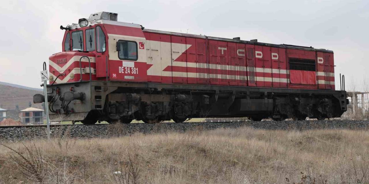 Lokomotifin Çarptığı Yaşlı Adam Yaralandı