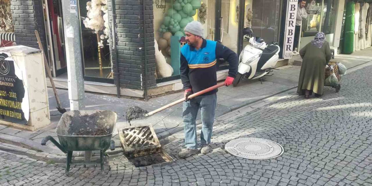 Yağmursuyu Izgaralarına Atılan Çöpler Temizlendi