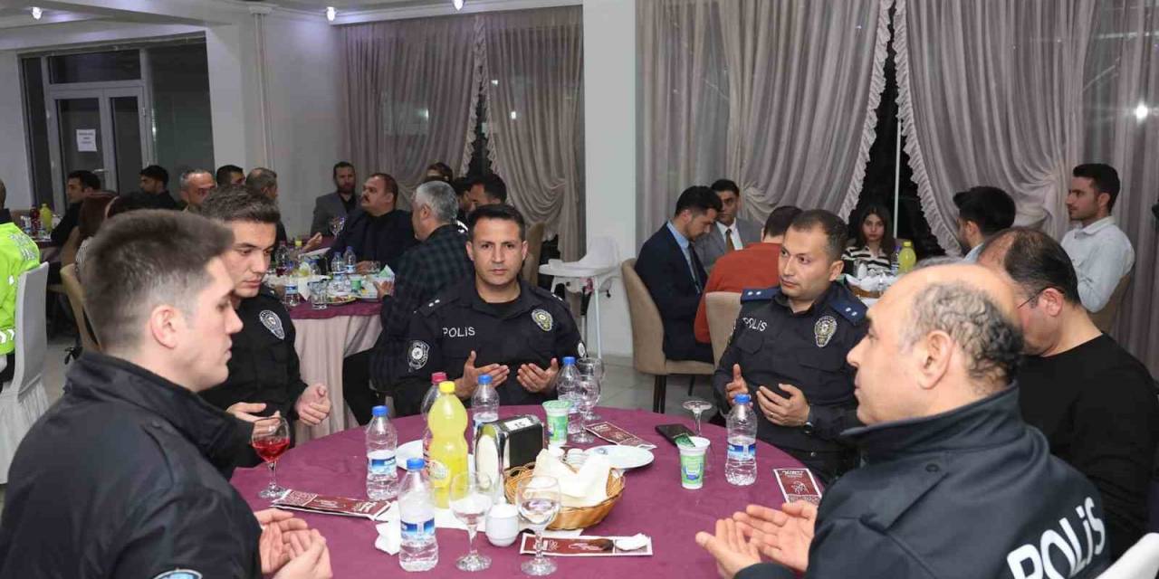 Polisler İftar Yemeğinde Bir Araya Geldi