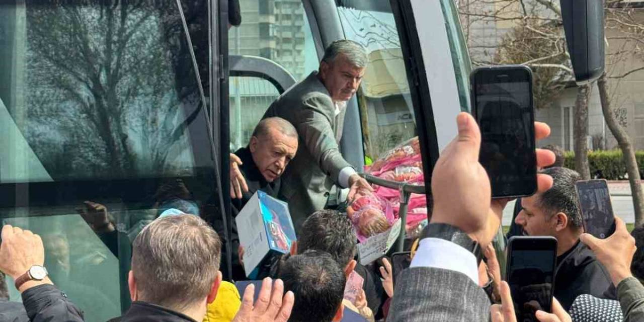 Cumhurbaşkanı Erdoğan Çocuklara Hediye Dağıttı