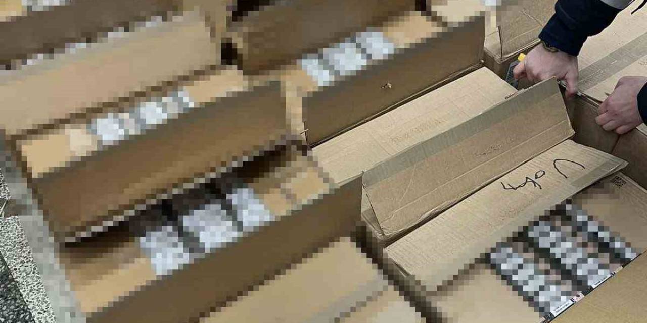 Gümrükte Çorap Beyan Edildi, Kutulardan Kaçak Sigara Çıktı